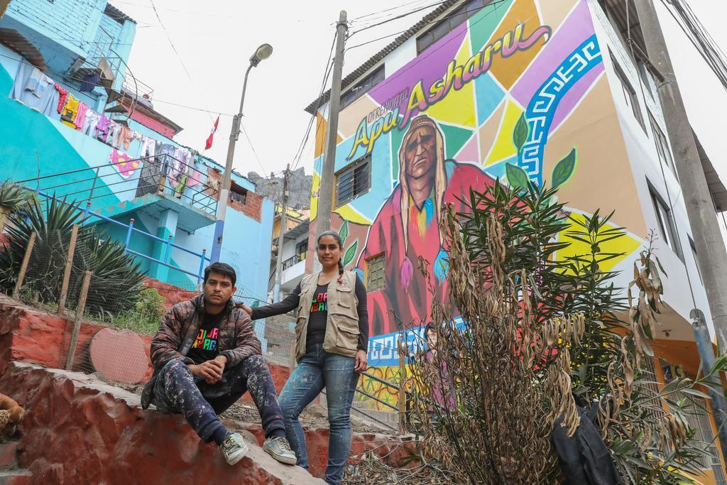 Daniel Manrique e Carla Magan, fondatori di Color Energia, associazione che crea murales a San Cristobal, quartiere di Lima, per rivalorizzare la comunità (Foto Agencia Andina)