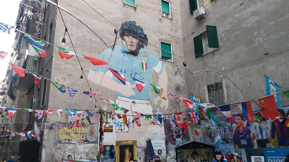 Napoli, il murales di Diego Armando Maradona nei quartieri spagnoli è diventato una metà turistica dove vengono venduti souvenir e gadget legati al campione