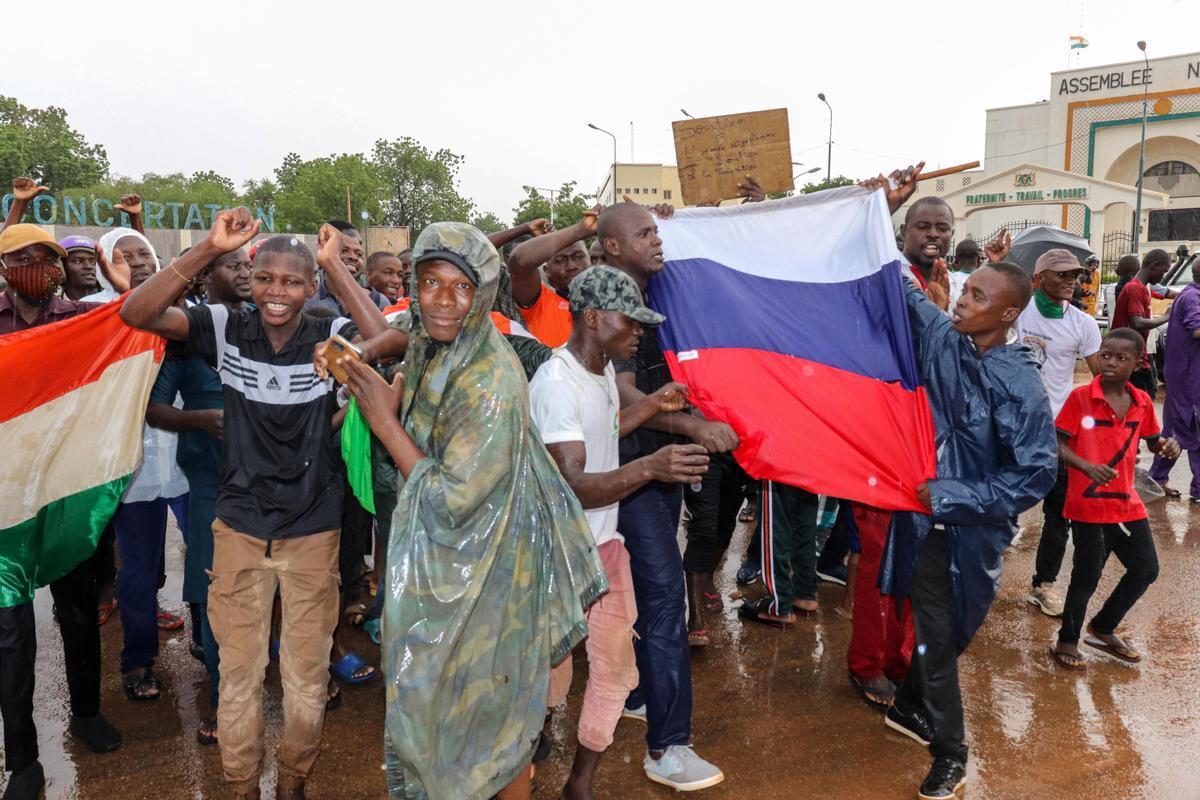 27 luglio 2023, Niamey, Niger. I sostenitori dei soldati golpisti mostrano le bandiere del Niger e della Russia mentre festeggiano fuori dall'edificio dell'Assemblea nazionale EPA/STR/Ansa