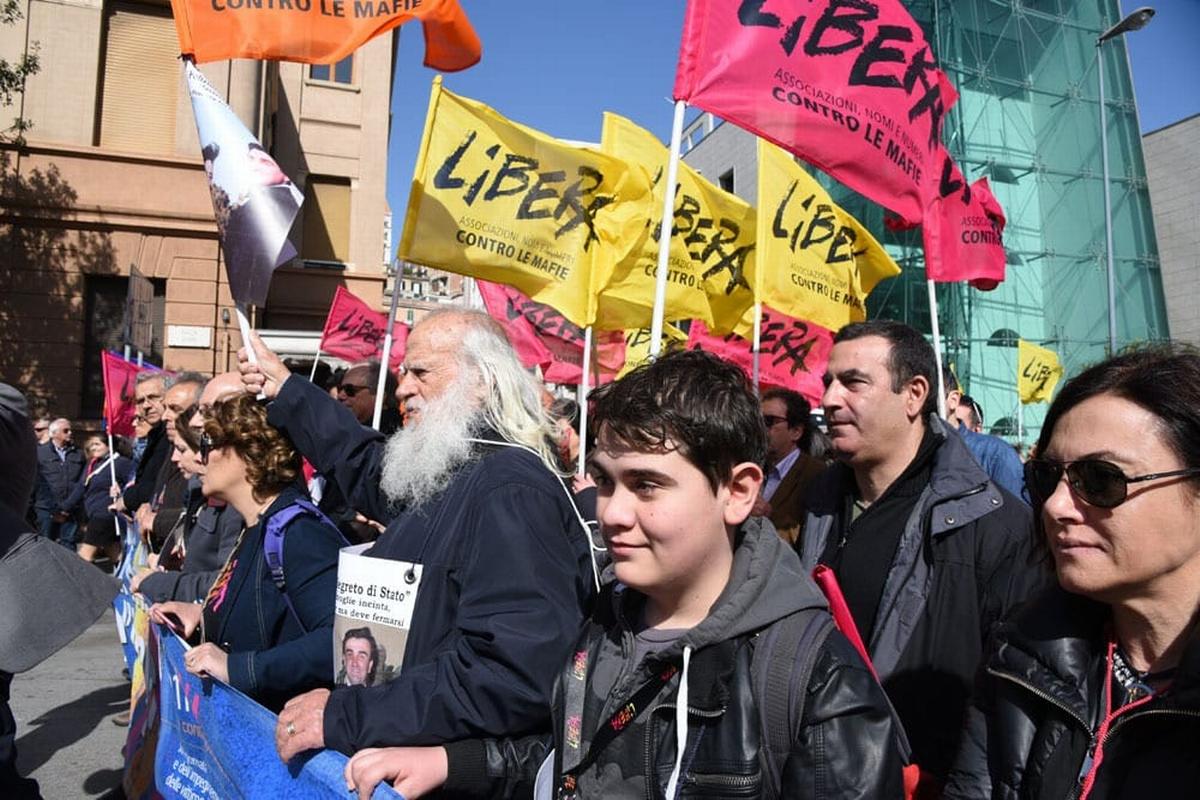 Messina, 21 marzo 2016. Nino Morana e Vincenzo Agostino marciano durante la Giornata dell'impegno e della memoria per le vittime innocenti delle mafie 