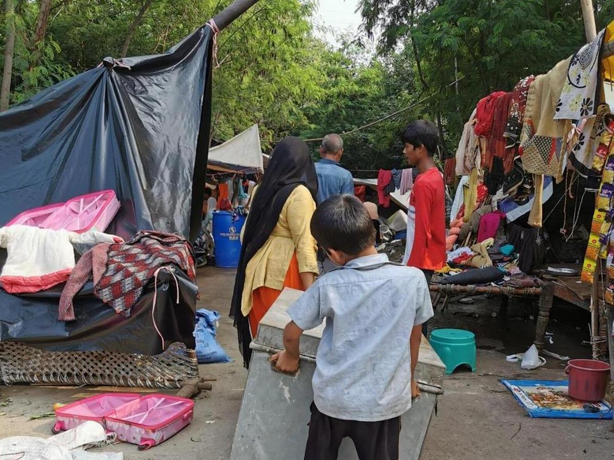Sono centinaia le persone che vivono sul ciglio della strada dopo l'esondazione del fiume Yamuna, Nuova Delhi