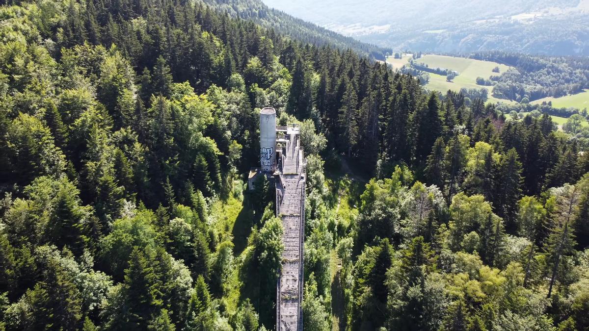 Grenoble, il trampolino di salto con gli sci realizzato per le Olimpiadi del 1968, oggi abbandonato. Fotogramma dal canale YouTube "Drone Mountain"