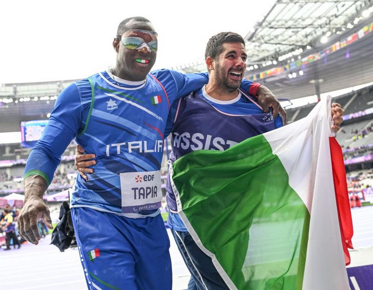 Parigi, 5 settembre 2024. Da sinistra, Oney Tapia e Francesco La Versa dopo l'oro nel lancio del disco. Foto di Eva Pavia Gomez/Comitato italiano paralimpico