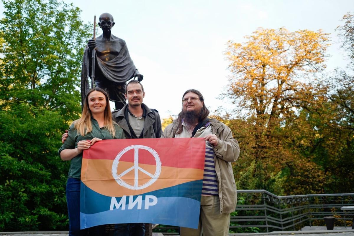Kyiv. Da sinistra a destra, i pacifisti ucraini Katya, Sergey e Yurii Sheliazhenko davanti alla statua di Gandhi/ Foto di Marco Di Marcantonio