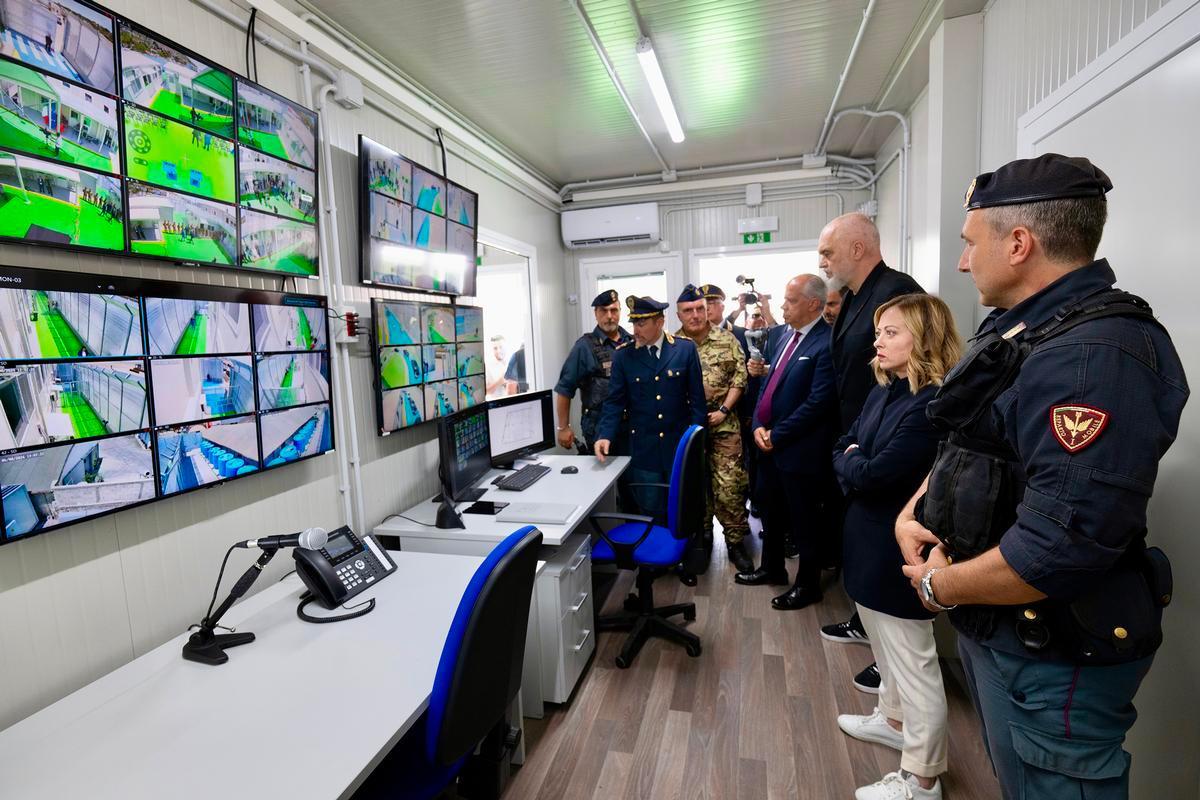 Shengjin, Albania. La Presidente del Consiglio Giorgia Meloni con il Primo Ministro della Repubblica di Albania Edi Rama, in visita gli allestimenti presso il Porto di Shengjin. Con il nuovo decreto,il Governo punta a blindare il "modello Albania". Foto: Consiglio dei Ministri