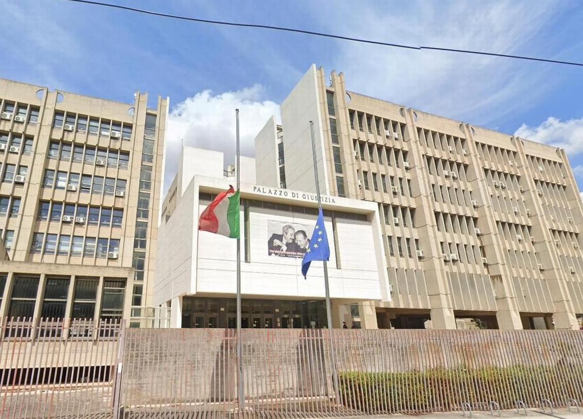 Il Palazzo di giustizia di Lecce, con la celebre fotografia di Tony Gentile raffigurante Giovanni Falcone e Paolo Borsellino (da Google Street View)