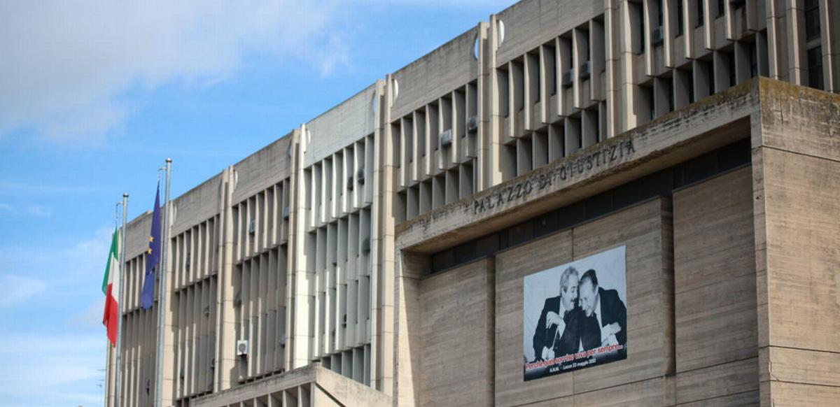La celebre fotografia dei giudici Giovanni Falcone e Paolo Borsellino, realizzata da Tony Gentile, sulla facciata del tribunale di Lecce. Foto ministero della Giustizia