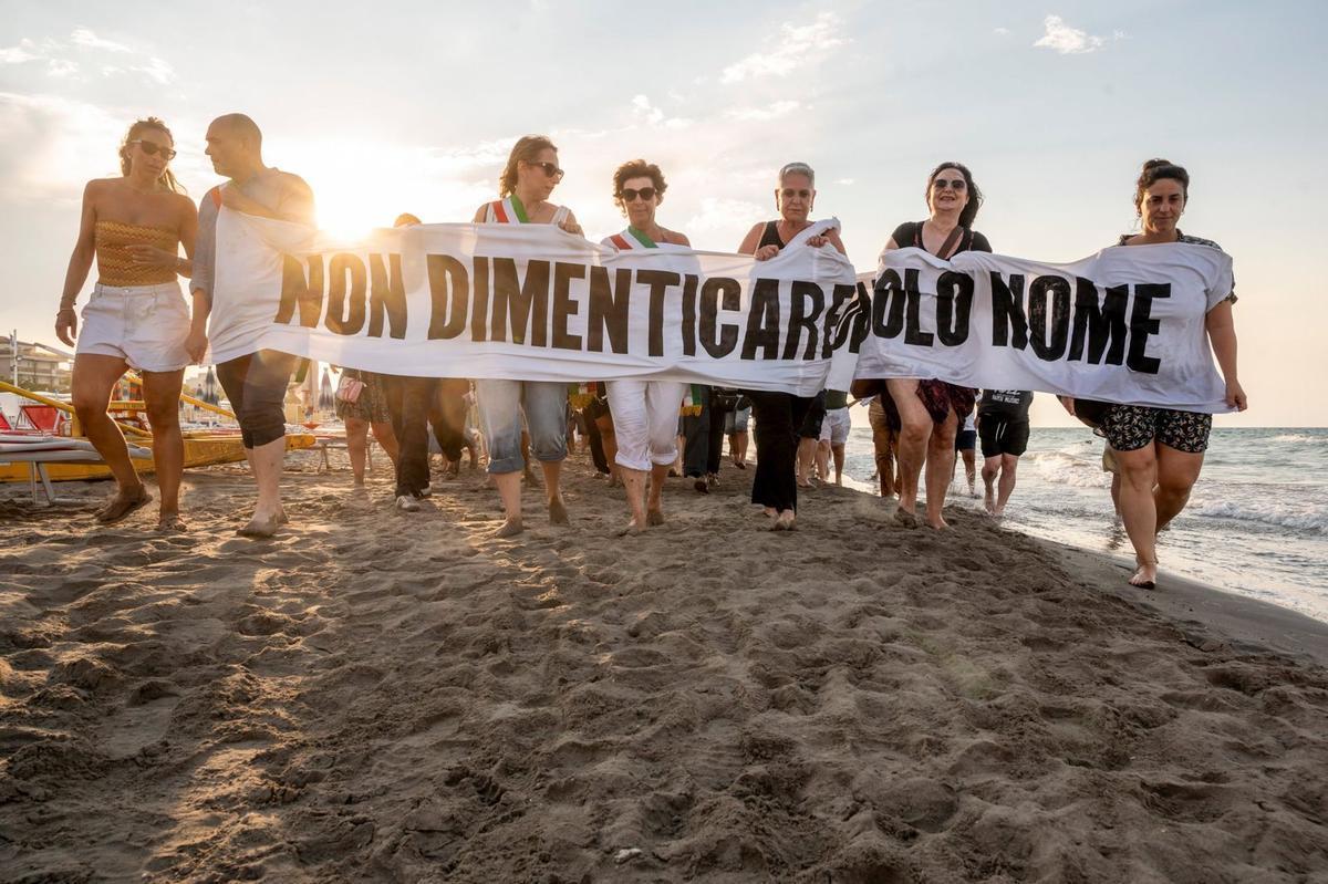 Riccione, 11 luglio 2026. Paola Caridi, terza da destra, partecipa al corteo che porta il sudario con i nomi dei bambini uccisi a Gaza. Foto di I. Balena