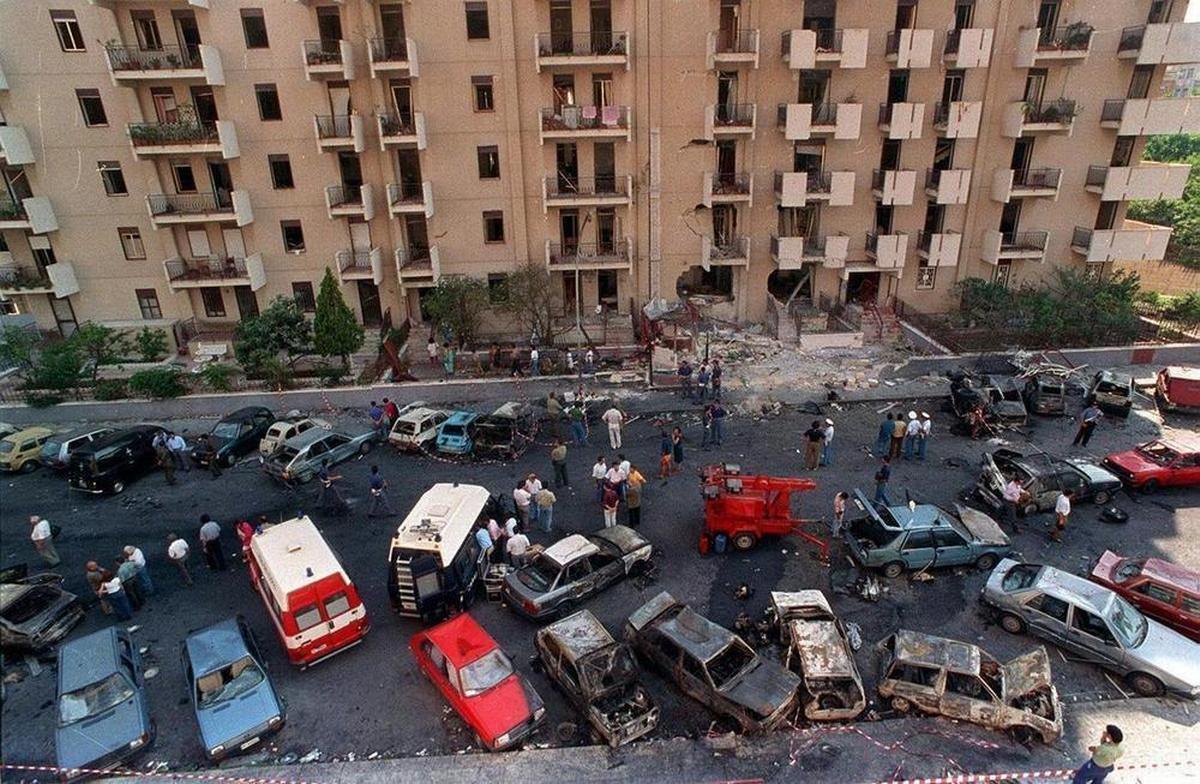 Palermo, 19 luglio 1992. Via Mariano D'Amelio, dopo l'esplosione che ha ucciso il giudice Paolo Borsellino e la sua scorta (Wikimedia Common)