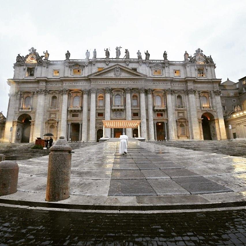 Papa Francesco in piazza San Pietro. Credits: Franciscus, Instagram