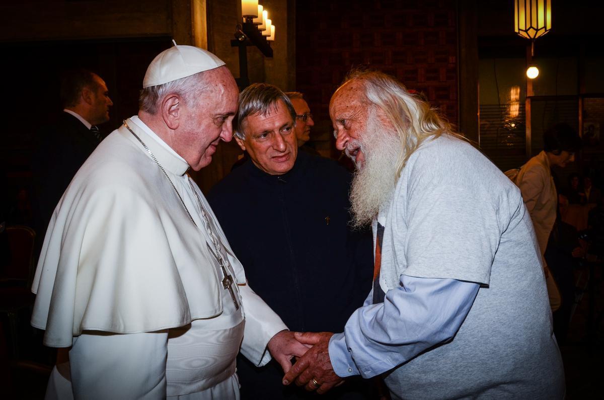 Papa Francesco con Luigi Ciotti incontra Vincenzo Agostino, padre di una vittima innocente di mafia. Foto di T. Raffetti