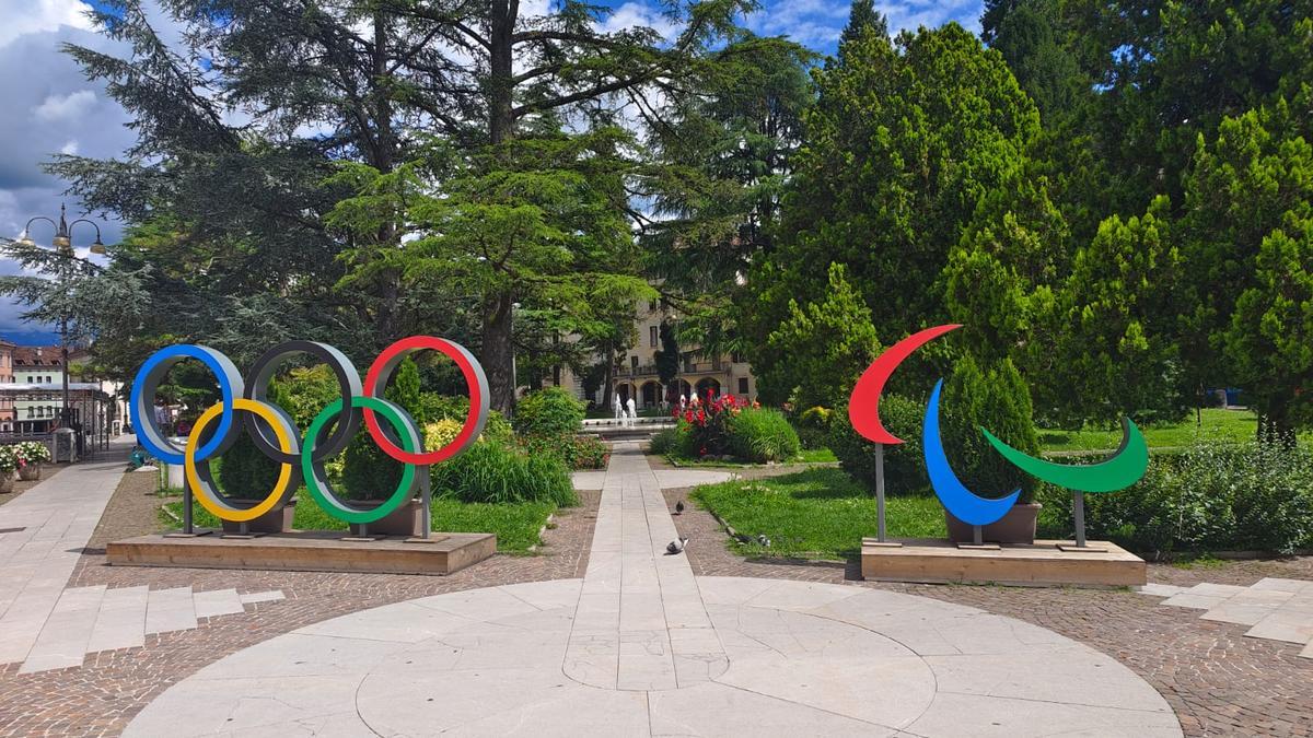 Simboli delle Olimpiadi e delle Paralimpiadi a Belluno. Foto. N. Sclippa 