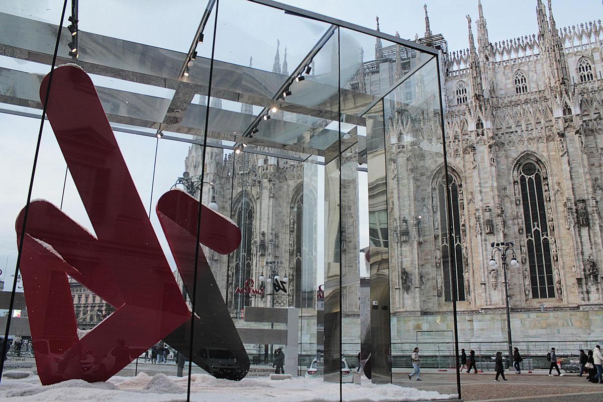 Uno scorcio del duomo di Milano. In primo piano, l'orologio con il countdown per i Giochi olimpici. Foto: N. Sclippa