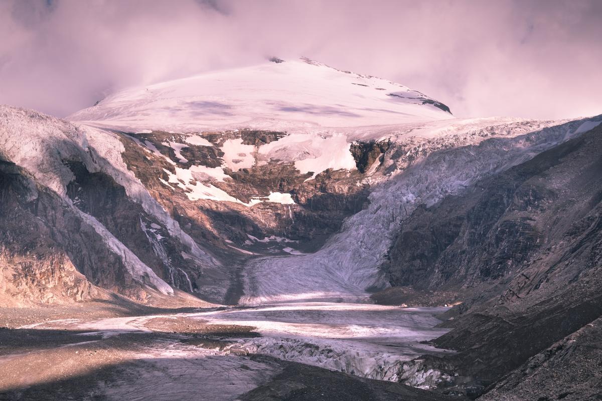 Il ghiacciaio della Pasterze, in Tirolo, Austria, si sta rimpicciolendo. La lunghezza cala ogni anno di circa 50 m e il suo volume è diminuito della metà rispetto alle prime misurazioni nel 1851 (Karsten Würth/Unsplash)