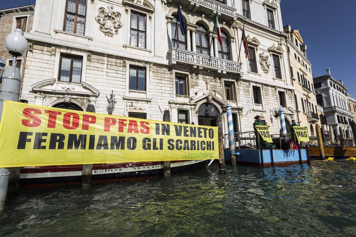 Marzo 2017. Attivisti di Greenpeace protestano a Venezia contro l'inquinamento da Pfas/Ansa