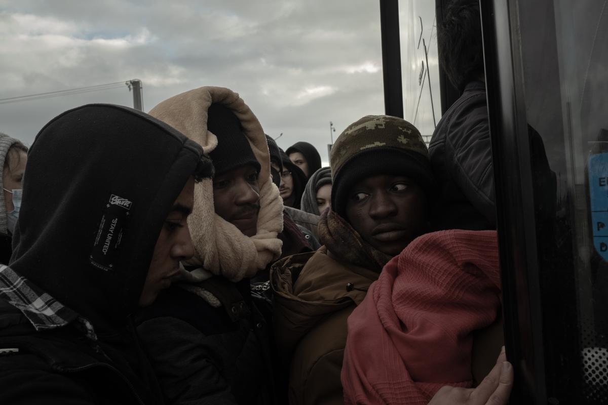 Giovani di origine subsahariana salgono su un bus diretto a Varsavia. Credits: Valerio Muscella 