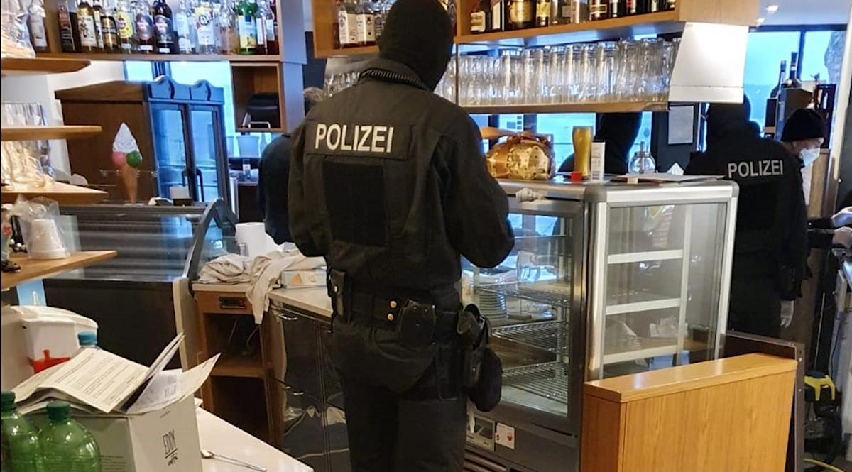 La perquisizione della polizia tedesca in uno dei locali appartenenti alla 'ndrangheta in Germania