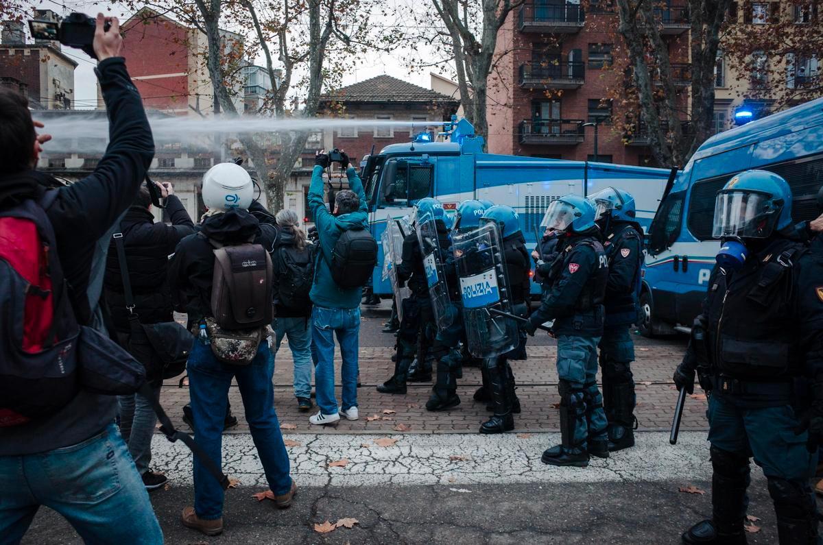 Torino, 20 dicembre 2025. Polizia al corteo organizzato dopo la chiusura del centro sociale Askatasuna. Foto di P. Valenti