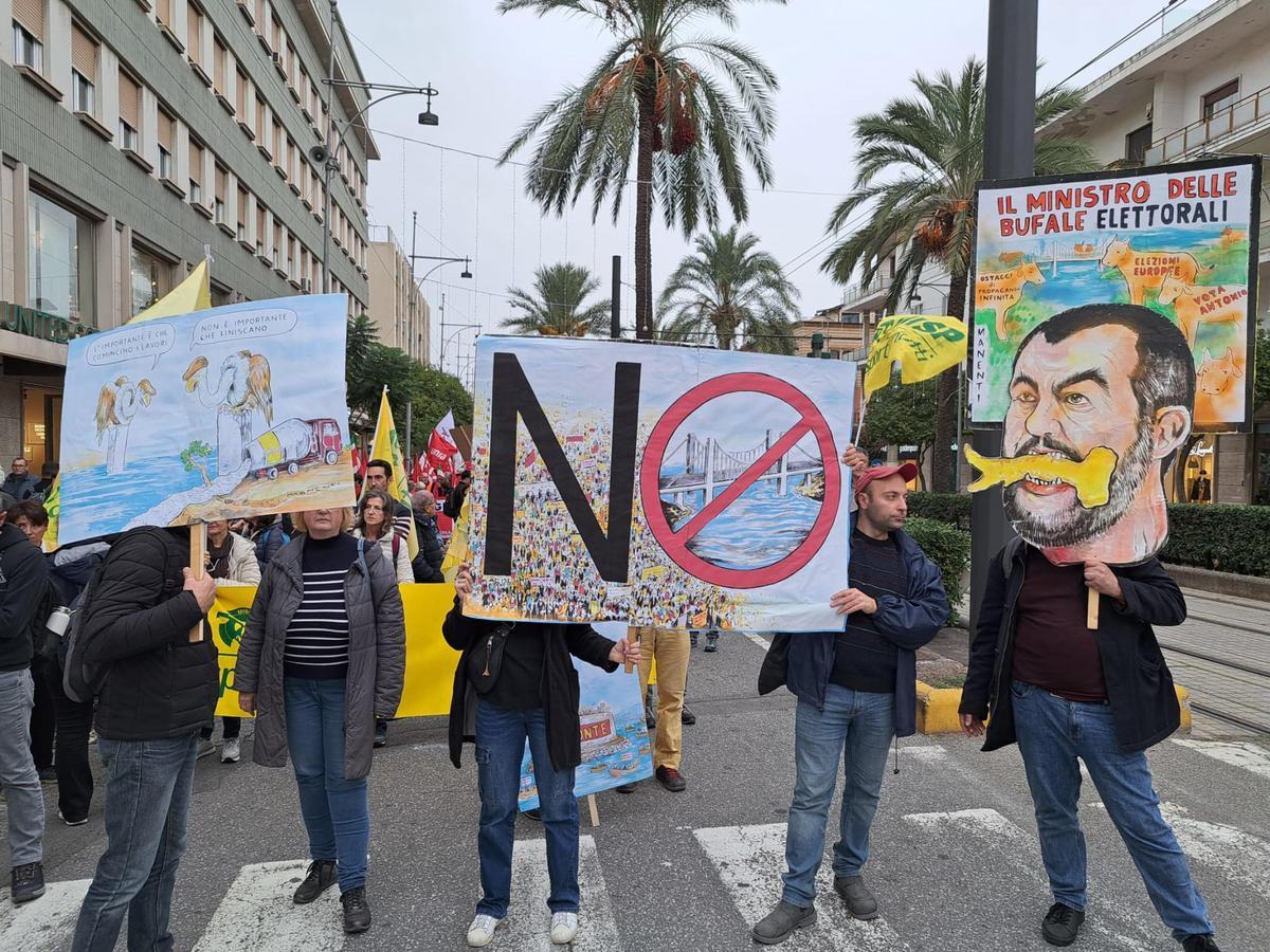 Corteo contro la realizzazione del Ponte dello Stretto di Messina, Messina, 02 dicembre 2023. ANSA/Gianluca Rossellini