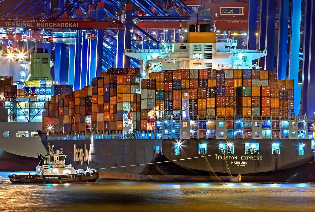 Una nave portacontainer nel porto di Amburgo (Julius Silver/Pexels)