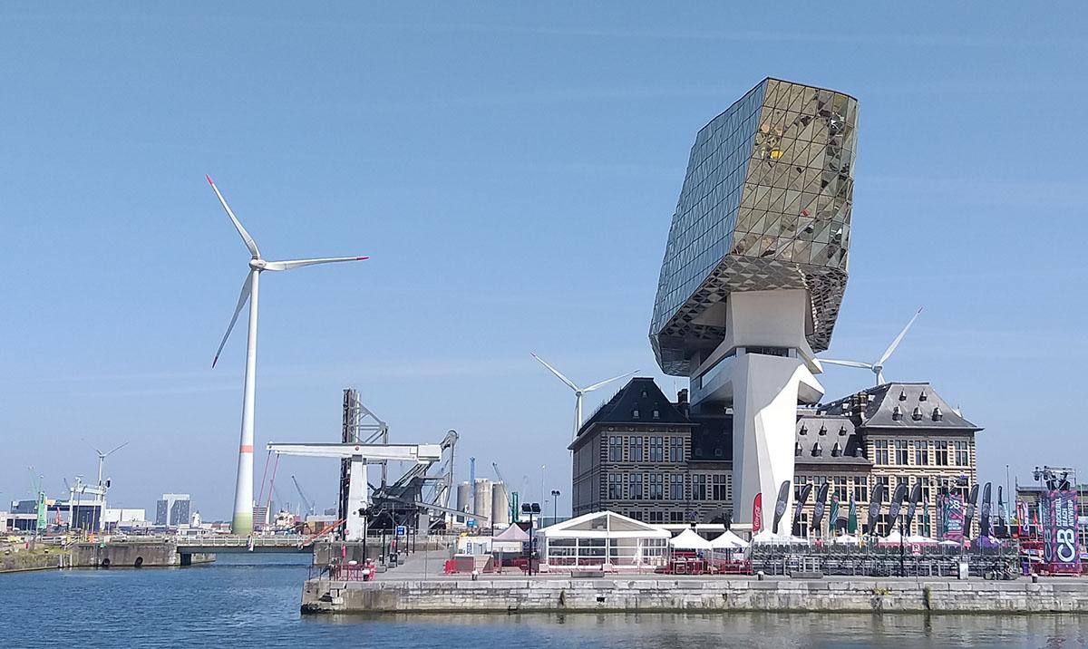 La Port House, sede dell'autorità portuale di Anversa, progettata dall'archistar Zaha Hadid (Foto A. Giambartolomei) 