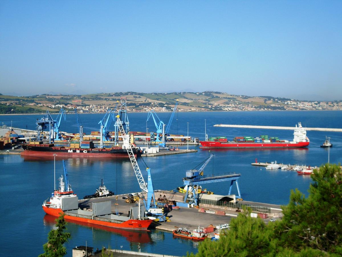 Mercantili nel porto di Ancona. Credits: Claudio Stanco