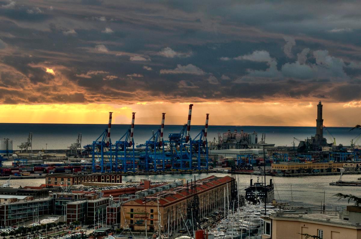 Genova, 9 novembre 2008. Il porto di Genova. Sulla destra, il faro, chiamato la Lanterna, simbolo della città (Foto di Gianni Scopinaro da Flickr)