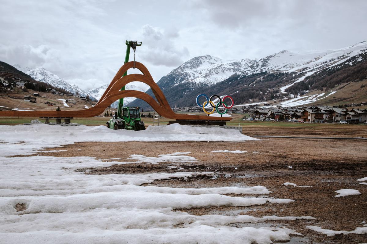 Livigno (Sondrio), 28 aprile 2026. Smontaggio dell'installazione con i cerchi olimpici. Foto di P. Valenti