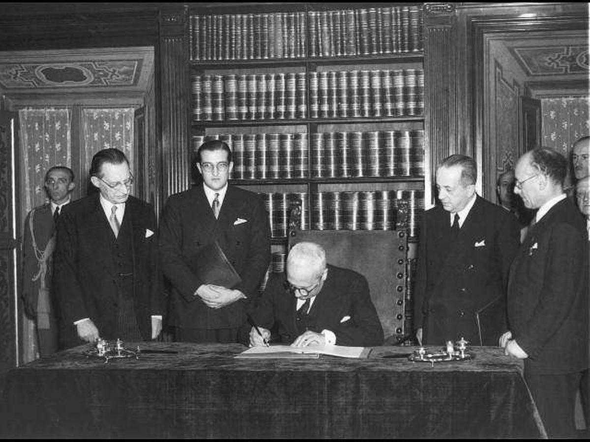 Il presidente della Repubblica Enrico De Nicola firma l'approvazione della Costituzione italiana il 22 dicembre del 1947 (foto: Wikimedia Commons)