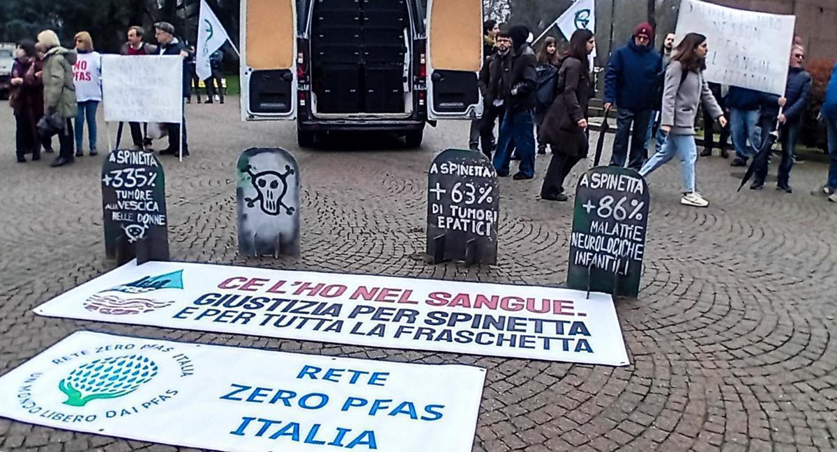 Presidio degli attivisti no pfas davanti al tribunale di Alessandria