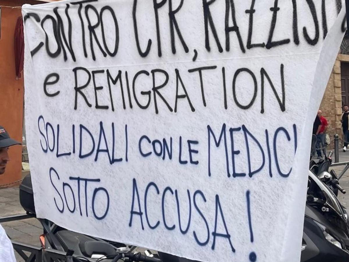 Bologna, 16 settembre 2026. Uno striscione del presidio di solidarietà ai medici coinvolti nell'inchiesta (Foto dall'account Instagram del Laboratorio salute popolare)
