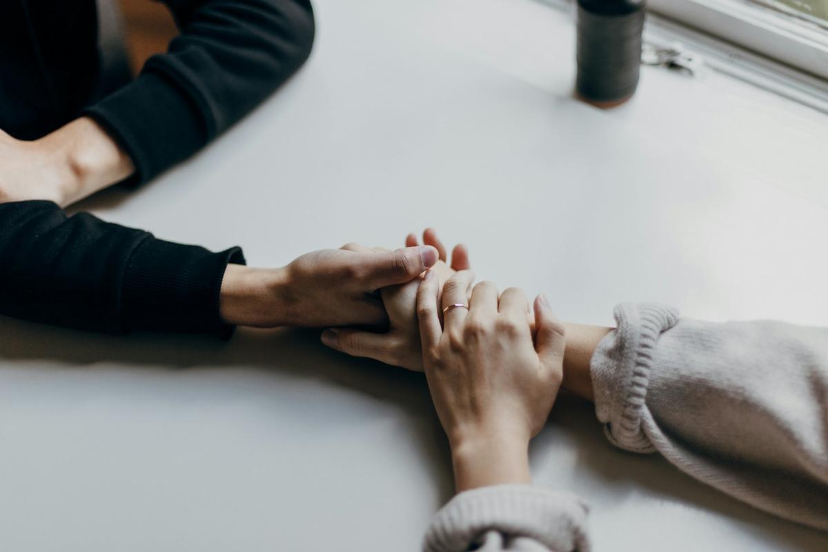 Foto di <a href="https://unsplash.com/it/@priscilladupreez?utm_source=unsplash&utm_medium=referral&utm_content=creditCopyText">Priscilla Du Preez </a> su <a href="https://unsplash.com/it/foto/persona-in-camicia-nera-a-maniche-lunghe-che-tiene-i-piedi-dei-bambini-Wxhsx3X10OA?utm_source=unsplash&utm_medium=referral&utm_content=creditCopyText">Unsplash</a> 