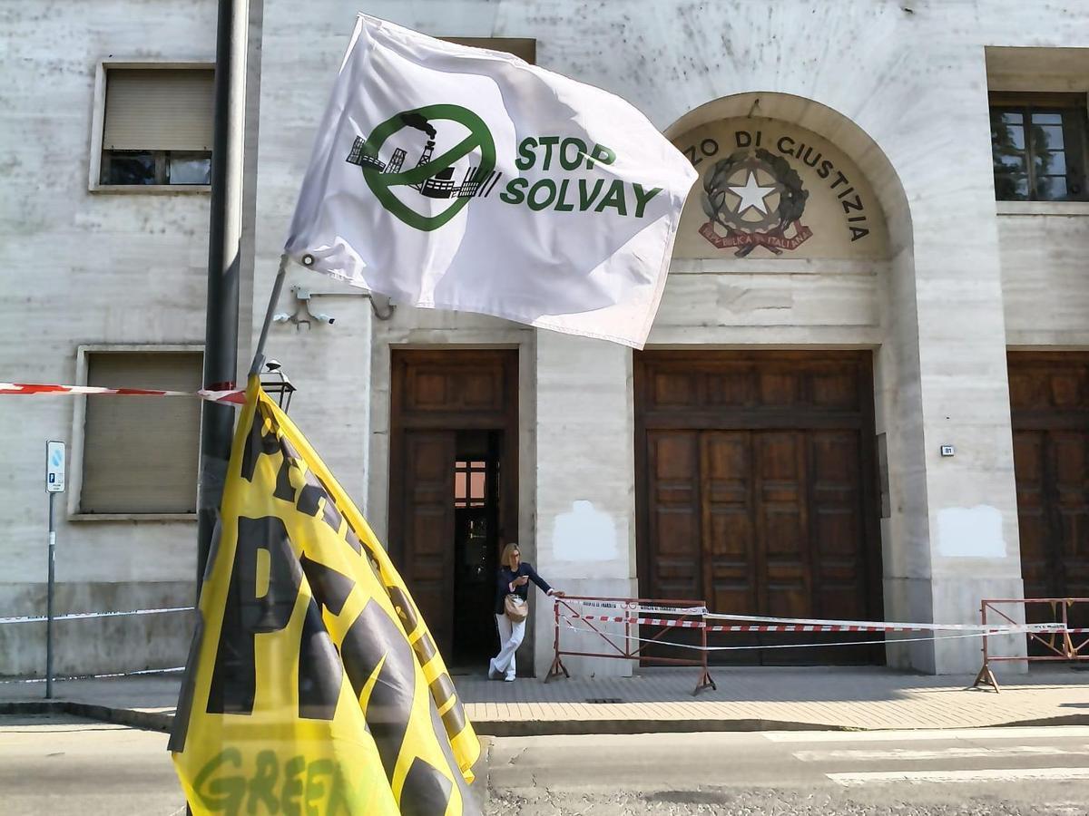 Alessandria, 25 giugno 2026. Il presidio fuori dal tribunale nell'attesa del rinvio a giudizio dei manager della Syensqo Solvay, indagati per disastro ambientale colposo in merito alla contaminazione da pfas nell'area di Spinetta Marengo