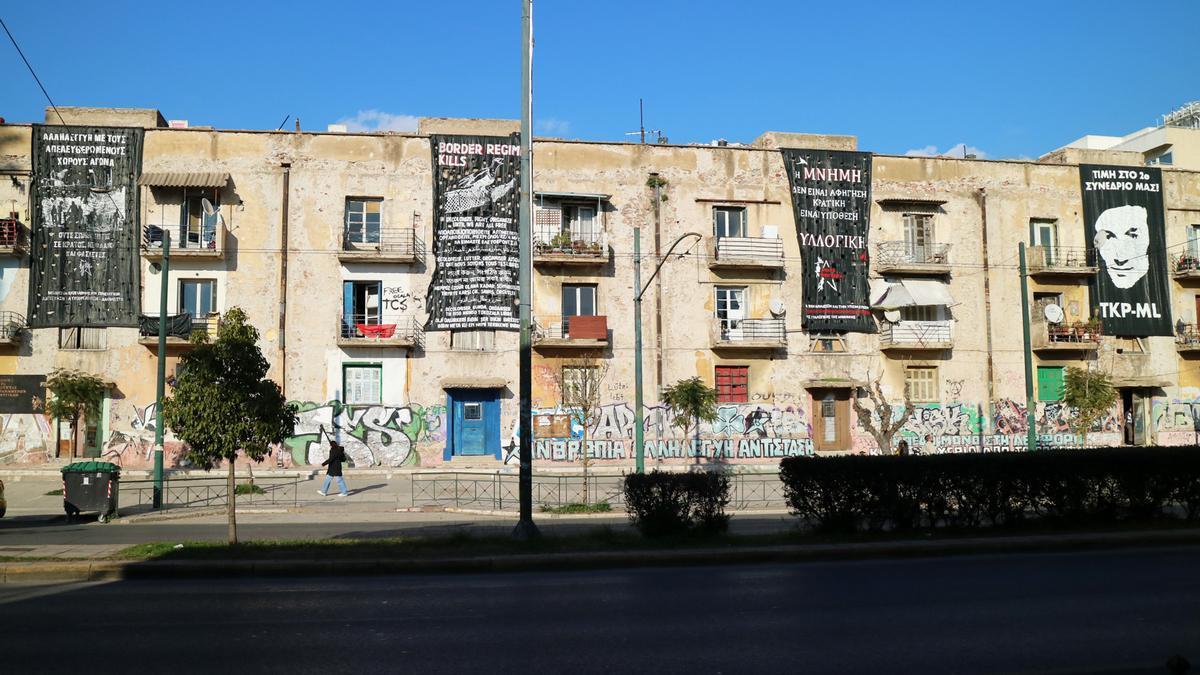 Una veduta su Prosfygica, le case popolari realizzate negli anni '30 per i profughi greci in arrivo dall'Asia Minore. Le foto sono tratte dal progetto "Aesthetics of Crisis" con cui la ricercatrice Julia Tulke ha documentato dal 2013 in poi la street art e i graffiti a sfondo politico nella capitale greca, Atene (Julia Tulke/Flickr)