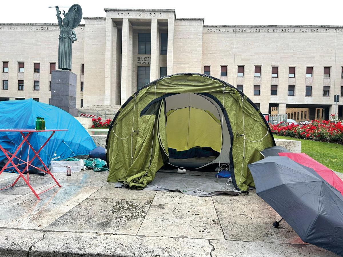 Roma, 10 maggio 2023. Davanti all'Università La Sapienza, la protesta di alcuni studenti con le tende contro il caro-affitti. Foto di A.Mottola/Ansa