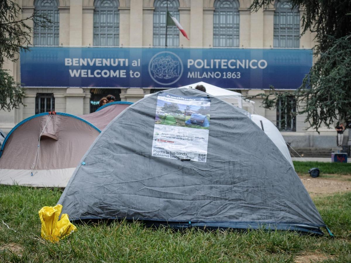 13 settembre 2023, Milano. Le tende degli studenti davanti al Politecnico per protestare contro il caro alloggi (Matteo Corner/Ansa) 