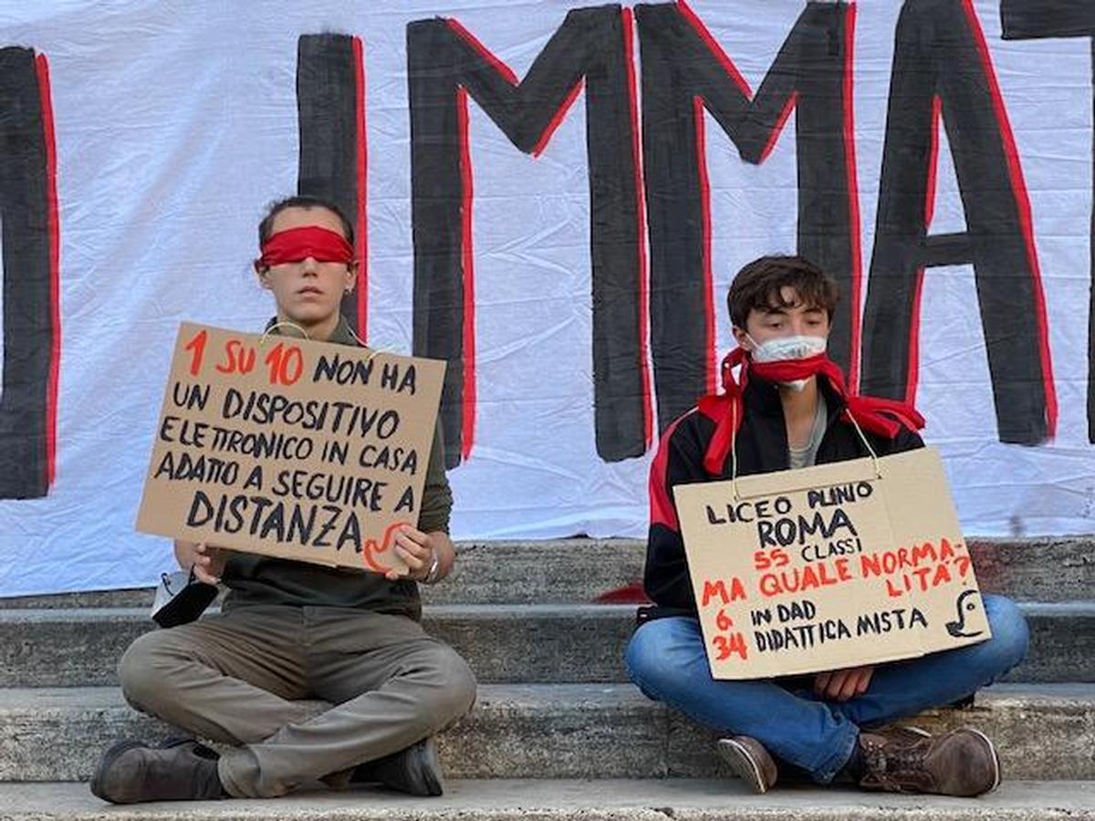 Studenti davanti al Ministero dell'Istruzione a Roma. Foto: Ylenia Sina