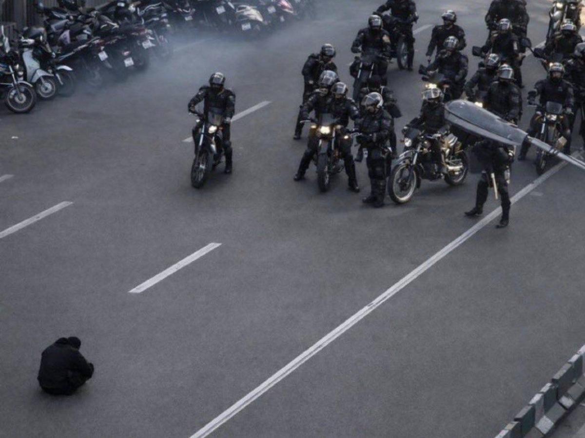 Teheran, fine dicembre 2025. Un manifestante seduto per strada sfida le forze del regime