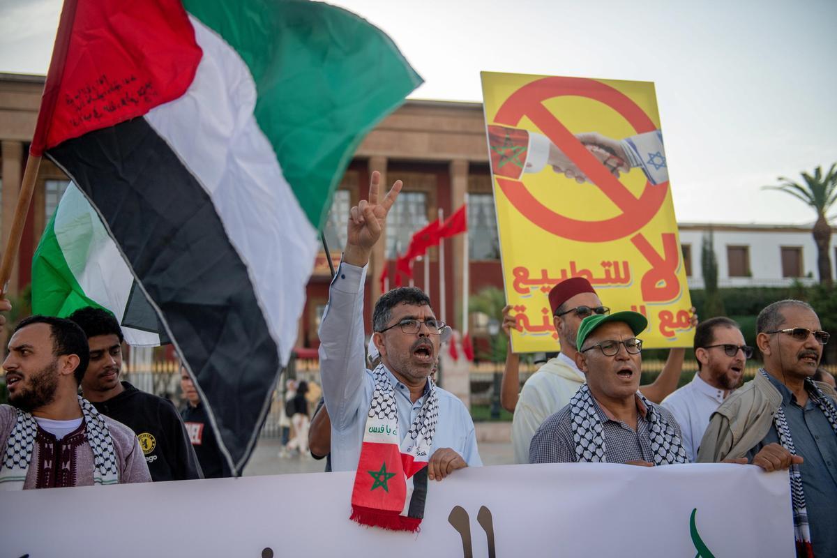 6 ottobre 2023, Rabat, Marocco. Protesta pro Palestina davanti al parlamento. Il giorno dopo Hamas attaccherà Israele (Jalal Morchidi/Epa/Ansa)