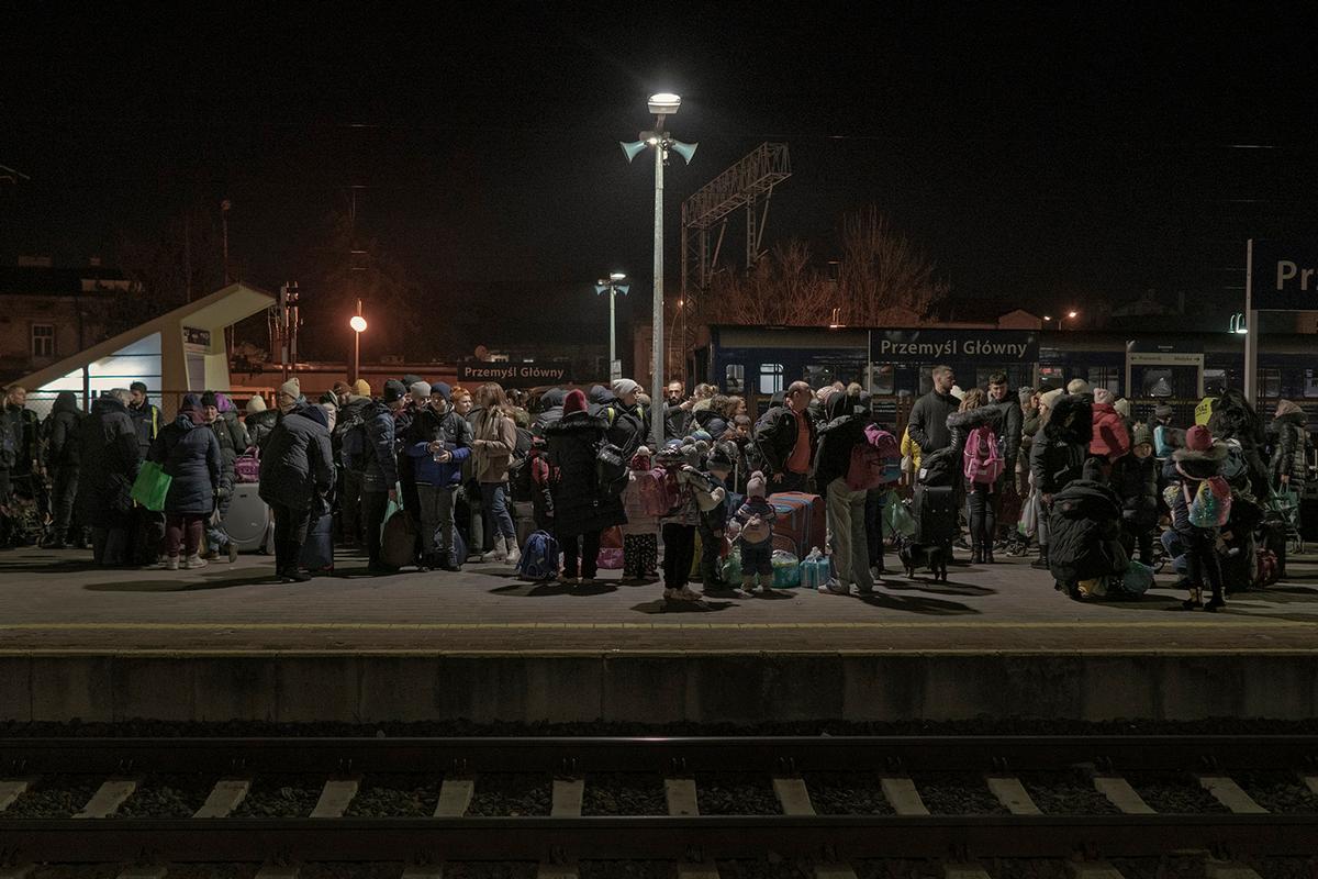 Przemysl, 1° marzo 2022. Famiglie ucraine sulla banchina della stazione di Przemysl (Polonia) in attesa del treno per Varsavia 