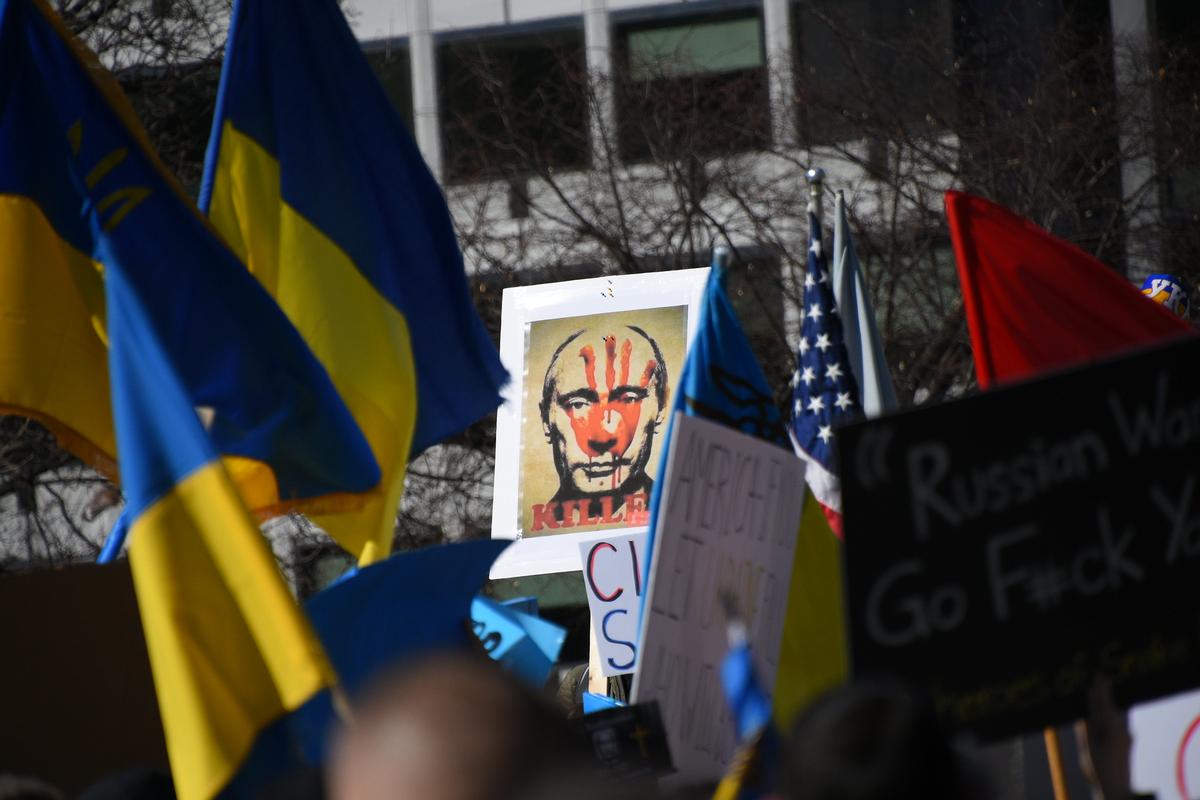Washington, febbraio 2022. Una manifestazione di protesta contro l'attacco russo all'Ucraina (Amary Laporte - Flickr - CC BY 2.0)
