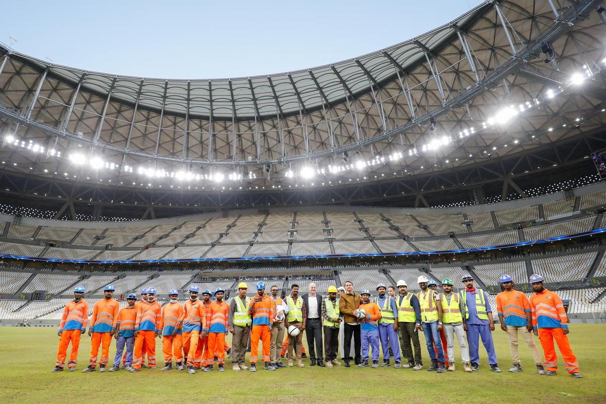 17 novembre 2021, Doha (Qatar). Il presidente della Fifa Gianni Infantino e il presidente brasiliano Jair Bolsonaro in visita allo stadio Lusail insieme ad alcuni lavoratori (Alan Santos/PR/CC BY 2.0)