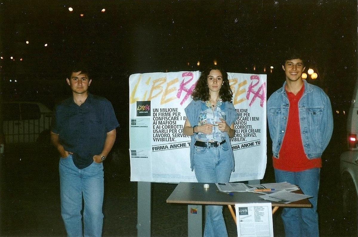 La raccolta firme promossa da Libera per una proposta di legge che prevedesse il riutilizzo sociale dei beni confiscati alle mafie