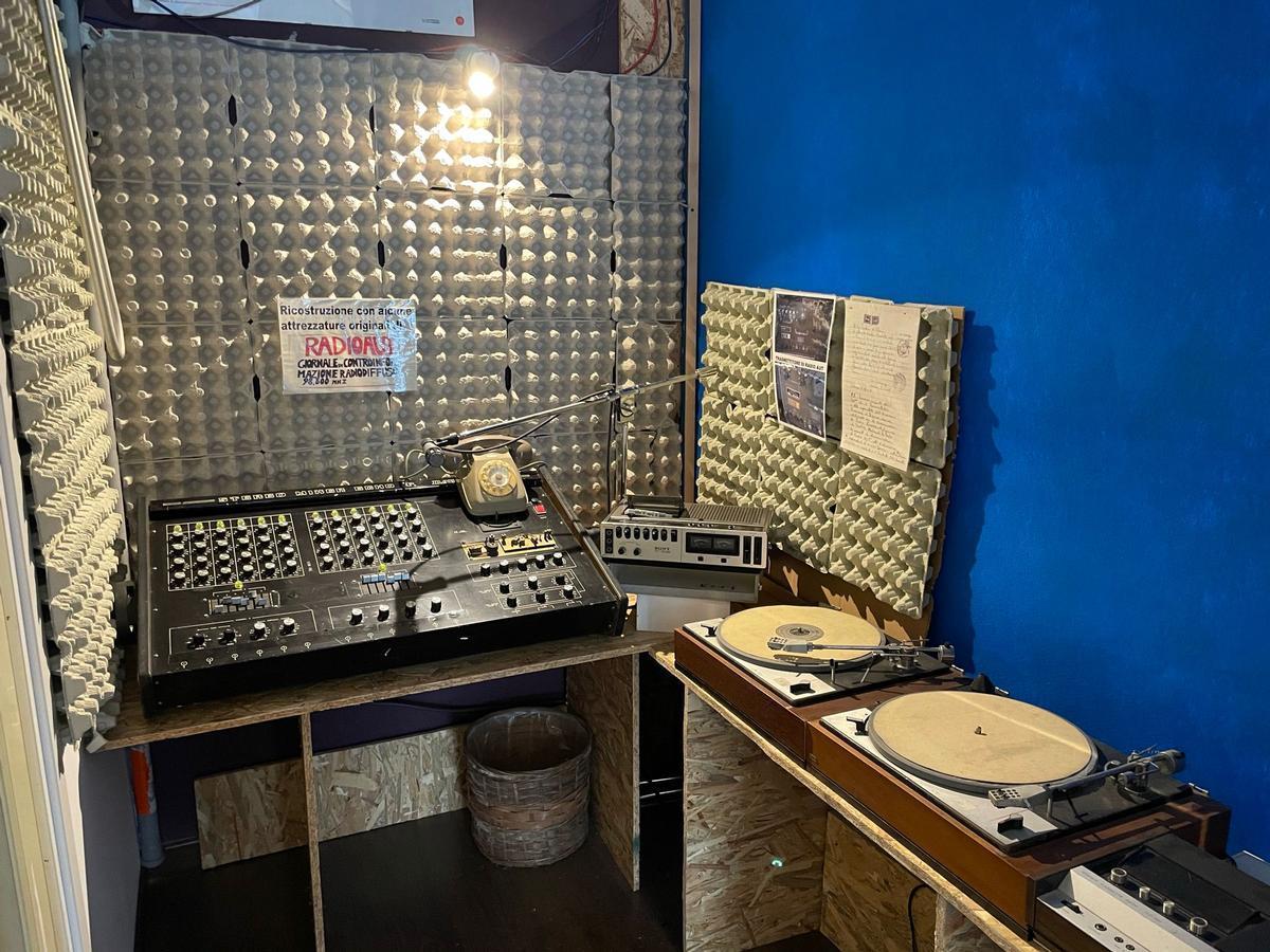 Una ricostruzione di Radio Aut, con le apparecchiature originali dell'epoca