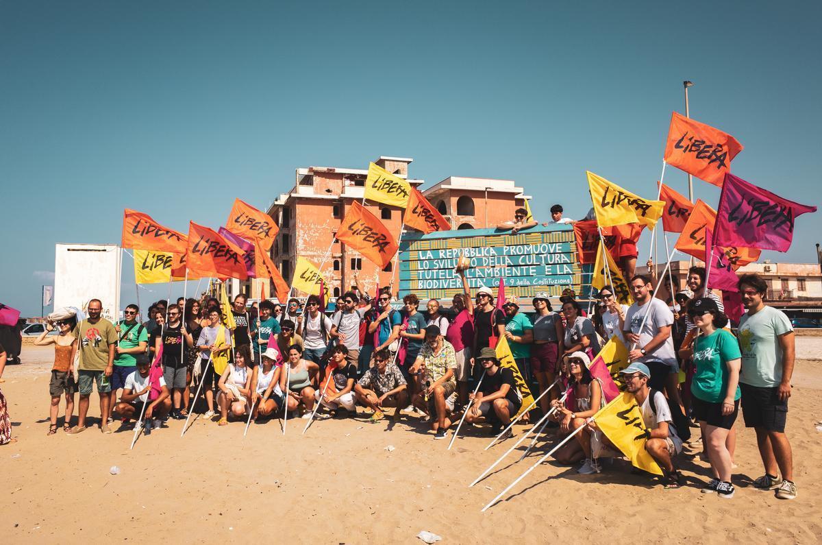 Raduno giovani Libera 2024, foto di gruppo a Castel Volturno (foto di Paolo Valenti) CLICCA PER SCORRERE I CARTELLONI PREPARATI DAI GRUPPI