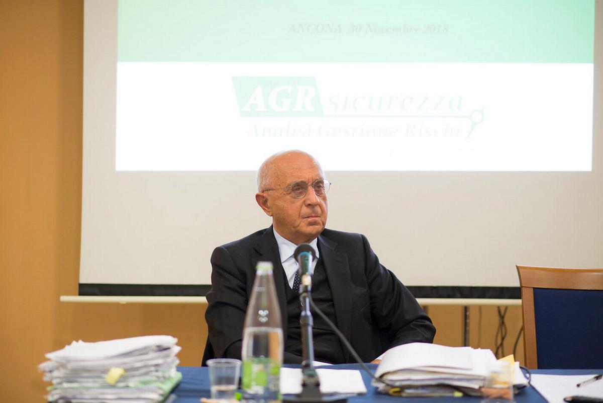 Ancona, 30 novembre 2018. L'ex procuratore aggiunto di Torino, Raffaele Guariniello, per anni impegnato in indagini e processi per la tutela dei lavoratori e dei consumatori, nel corso di un incontro sulla sicurezza del lavoro (Foto dall'account Flickr di AGRSicurezza)