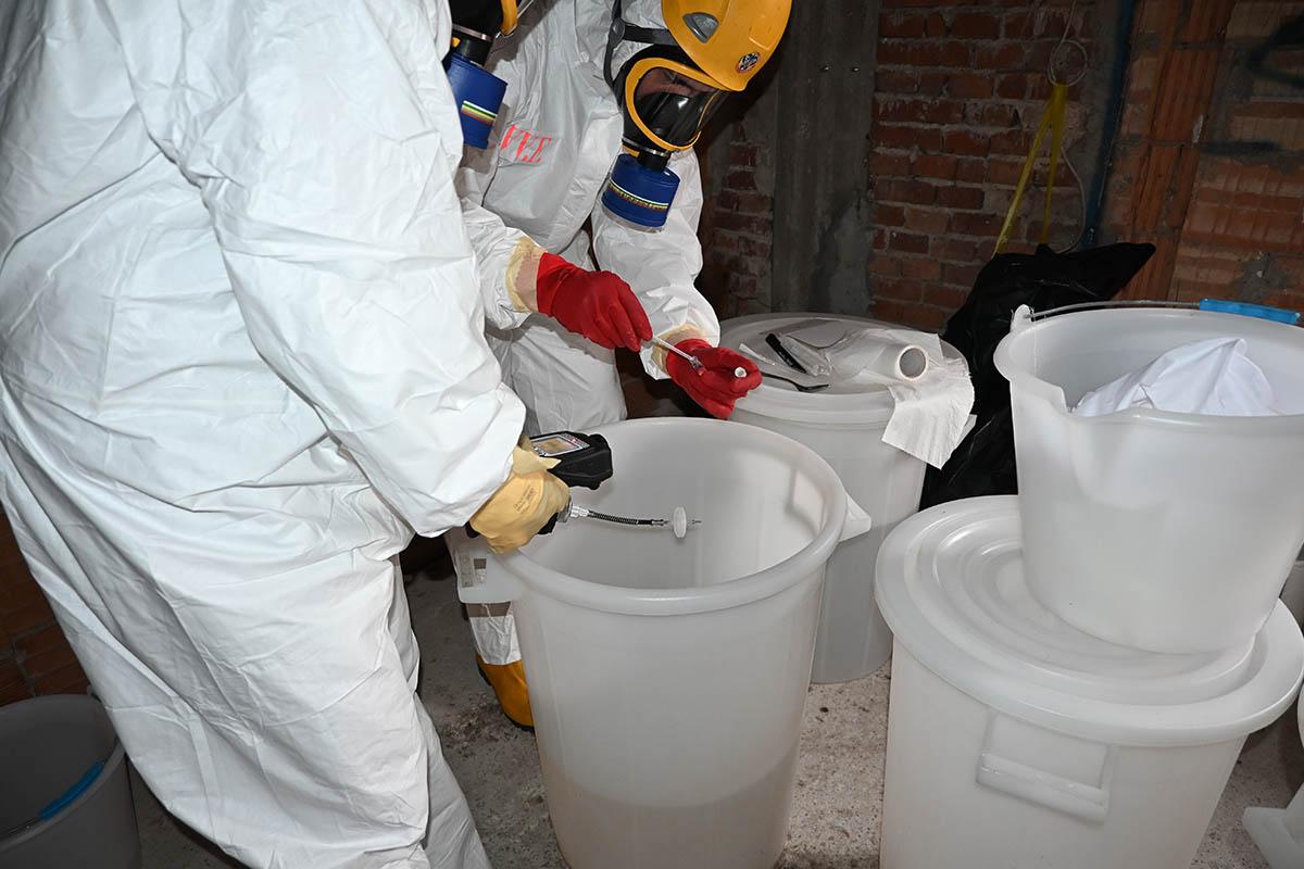 Fucecchio, 19 dicembre 2025. I vigili del fuoco e i carabinieri della Sezione investigazioni scientifiche impegnati nei rilievi delle sostanze trovate in una raffineria di cocaina