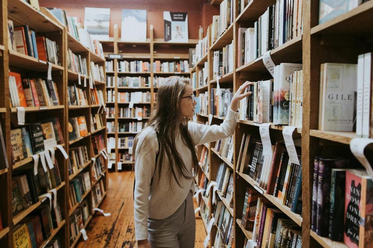 Foto di <a href="https://unsplash.com/it/@beccatapert?utm_content=creditCopyText&utm_medium=referral&utm_source=unsplash">Becca Tapert</a> su <a href="https://unsplash.com/it/foto/donna-che-tiene-il-libro-sugli-scaffali-GnY_mW1Q6Xc?utm_content=creditCopyText&utm_medium=referral&utm_source=unsplash">Unsplash</a> 