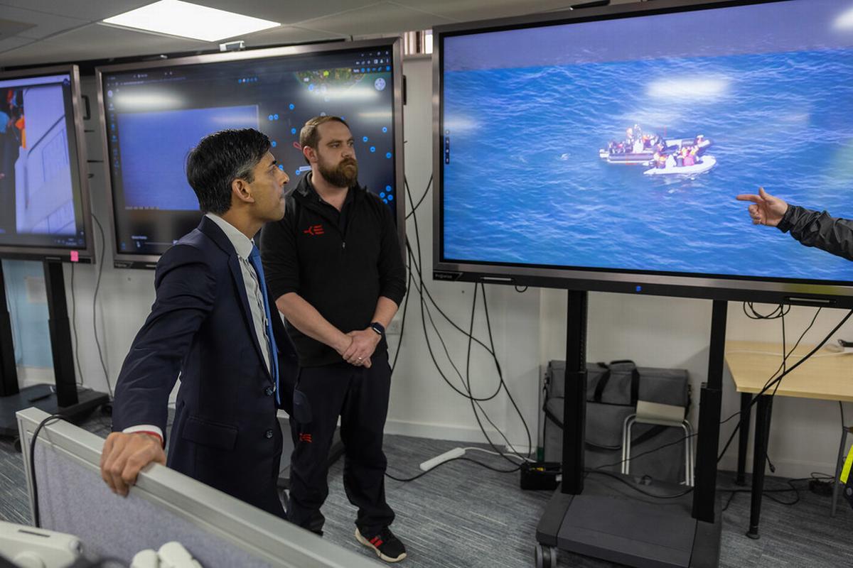 Il primo ministro britannico Rishi Sunak visita il centro di coordinamento del soccorso marittimo di Dover (Simon Walker / No 10 Downing Street / licenza CC BY-NC-ND 2.0)