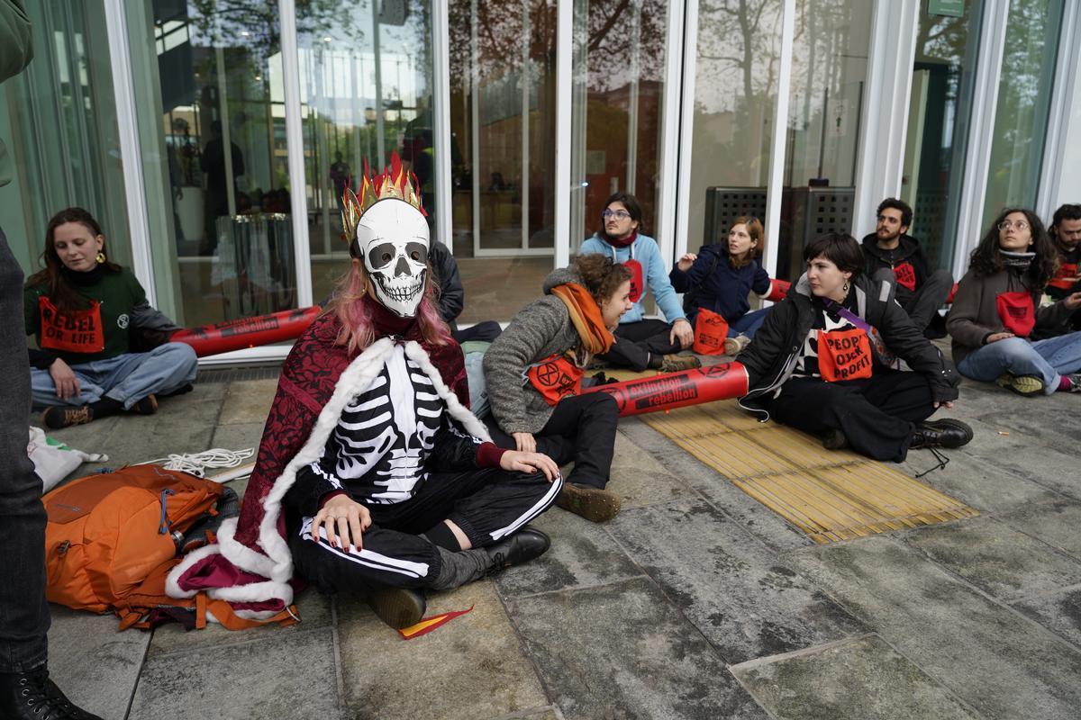 Torino, attivisti di Extinction rebellion davanti al grattacielo di Intesa San Paolo durante un'azione di disobbedienza civile nonviolenta, 27 aprile 2024. Foto: XR